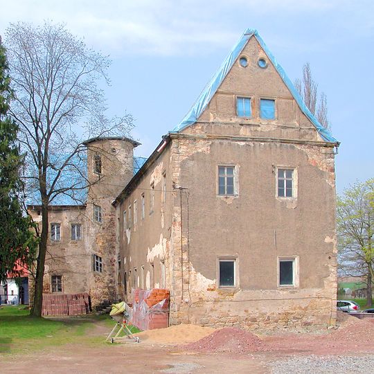 Einzeldenkmale der Sachgesamtheit Rittergut Limbach b. Wilsdruff: Renaissanceschloss mit Wendelstein und Sitznischenportal, fünf mächtige Wirtschaftsgebäude , durch Torpfeiler gerahmte Einfahrt mit Wappen sowie Teich (siehe auc