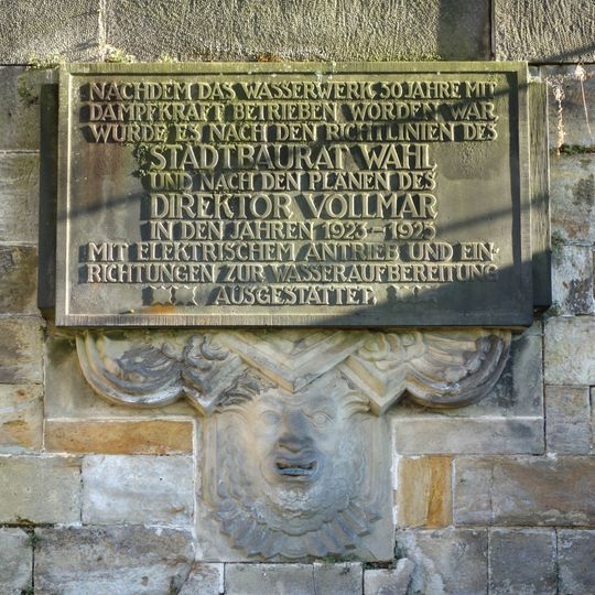 Wandbrunnen und Inschriftentafel Erinnerung an die elektrische Umstellung Wasserwerk Saloppe