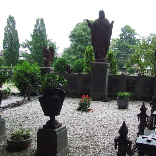 Grafmonument Beckx de la Fai met gietijzeren christusbeeld