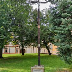 Dřevěný kříž na Biskupském náměstí