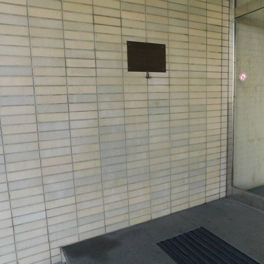 Pamětní deska obětem Květnového povstání na budově Ministerstva vnitra na Letné