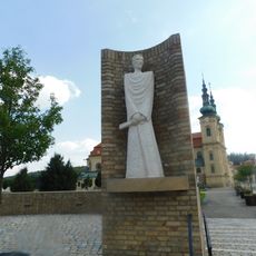 Socha svatého Cyrila ve vstupu do poutního areálu na Velehradě