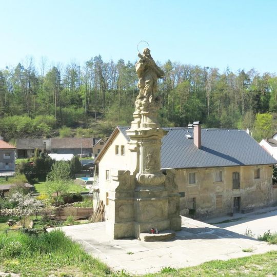 Socha svatého Jana Nepomuckého u kostela v Krnsku