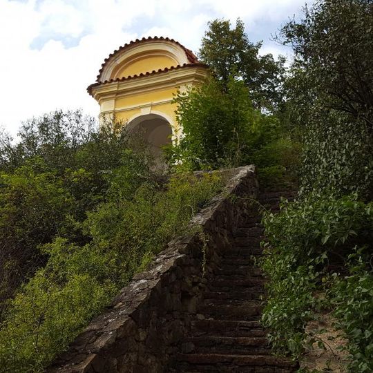 Kaplička u kostela svatého Bartoloměje ve Všeradicích - západní