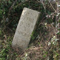 Guidestone, Honey Tor, 50m N of turn to Farm by sign to Horn of Plenty PH, at jct with minor road