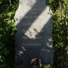 Pomník letcům na kraji lesa v severní části Hodkovic nad Mohelkou