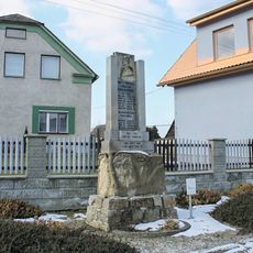 Pomník padlým v Kolšově u kaple