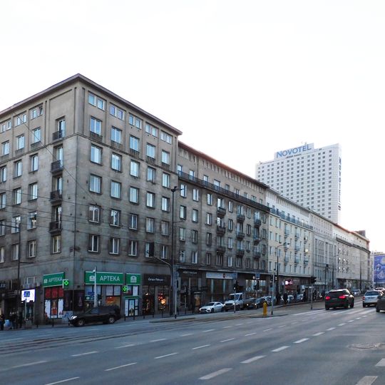 Blok na rogu Alej Jerozolimskich 21 i Kruczej 49