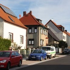 Wohnhaus, Garage und Einfriedung Neue Straße 16