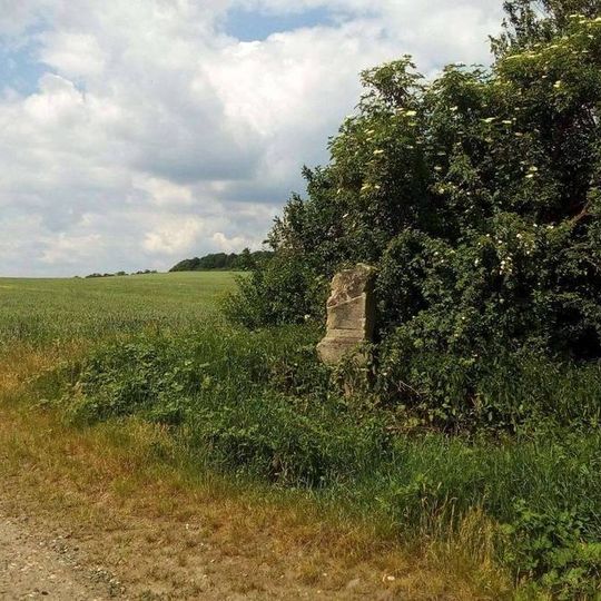 Kříž jižně od Měcholup u rozcestí