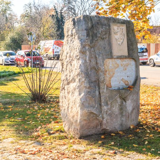 Kámen s mementem u křižovatky poblíž parku v Opatovicích nad Labem