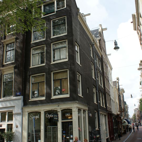 Pand met gevel onder rechte lijst