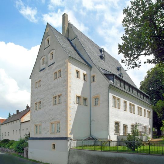 Herrenhaus, Reste des Gartens und Stützmauer Hainichener Straße 7