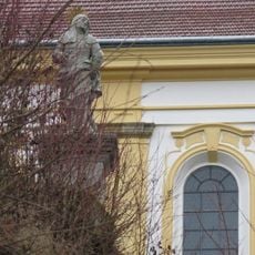 Socha Panny Marie na schodišti ke kostelu v Konojedech