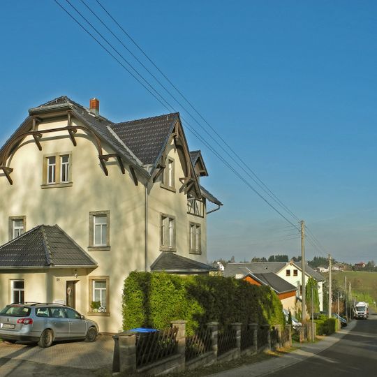 Wohnhaus in offener Bebauung Bergstraße 134–135