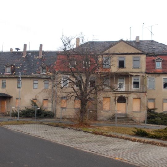 Wirtschaftsgebäude , Eingangsvorbau des Herrenhauses und Inschrifttafel eines ehemaligen Rittergutes Im Rittergut 1; 2; 7