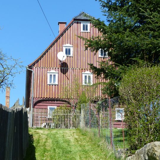 Wohnstallhaus und zwei Seitengebäude eines Dreiseithofes Talstraße 20