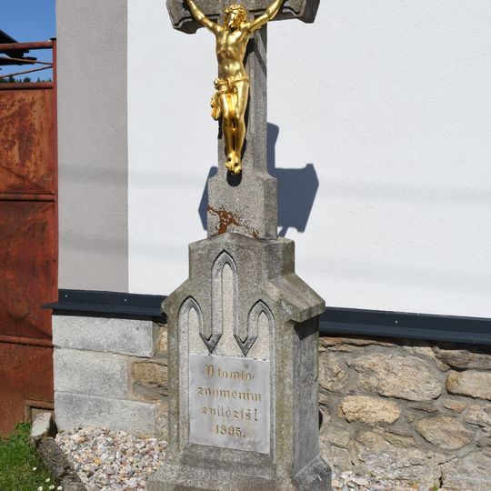 Kříž před kaplí v Hladově