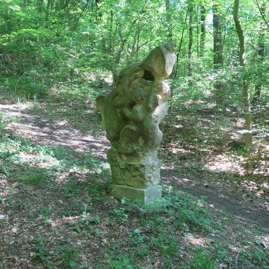 Kamenná plastika Šumění na zaniklé křížové cestě na Vintířovský vrch