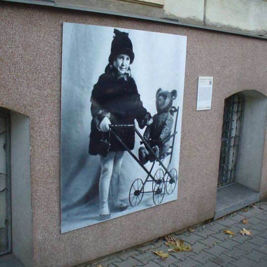 Pamětní deska Lilly Hornig na domě Masarykova 70 v Ústí nad Labem