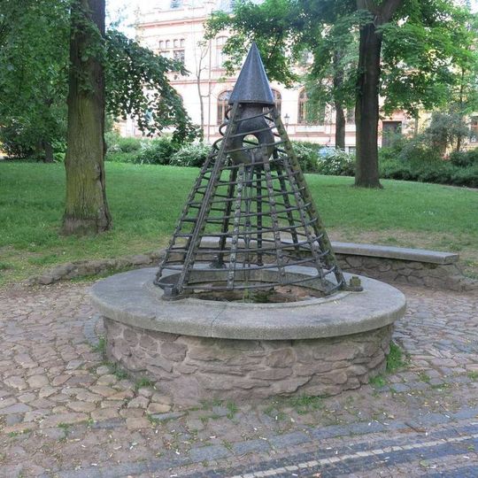 Plastika Zapomenutá studna ve Vrchlického sadech v Klatovech