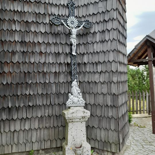 Kříž vpravo od vchodu do kostela svatého Štěpána na Kvildě