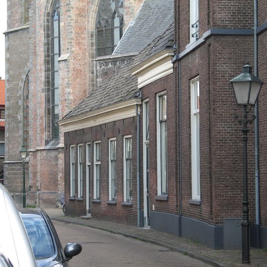 Verdiepingloos pand onder dwars schilddak