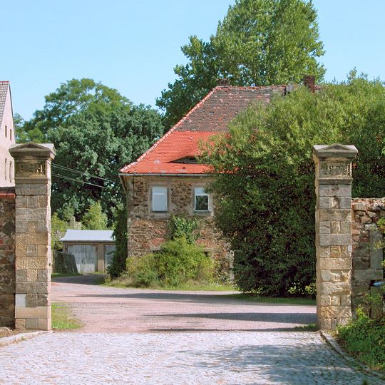 Einzeldenkmale der Sachgesamtheit Schloss, Patronatskirche und Rittergut Miltitz: zwei Wirtschaftsgebäude , Scheune , Bergkeller mit zwei Eingängen, Einfriedungsmauer und Toranlage (siehe Sachge