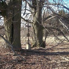 Kříž mezi stromy v poli u Markvarce