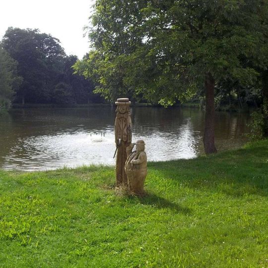 Sochy u rybníka Návesník v Katově