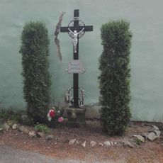 Kříž u kostela