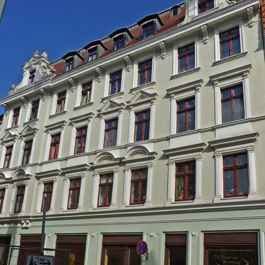 Mietshaus in geschlossener Bebauung, mit Läden mit originalen Fronten Bogstraße 22, 23