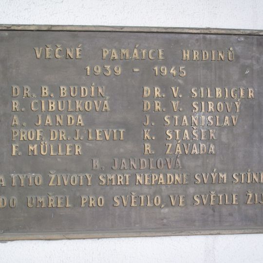 Pamětní deska obětem 2. světové války na Bulovce