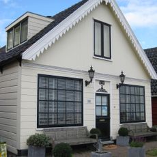 Houten huis, uitwendig voornamelijk 19e-eeuws van aspect