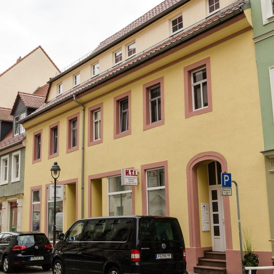 Wohnhaus in geschlossener Bebauung und Nebengebäude Stadthausstraße 3