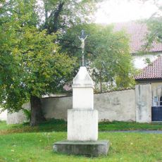 Kříž v parku u kostela v Kojeticích