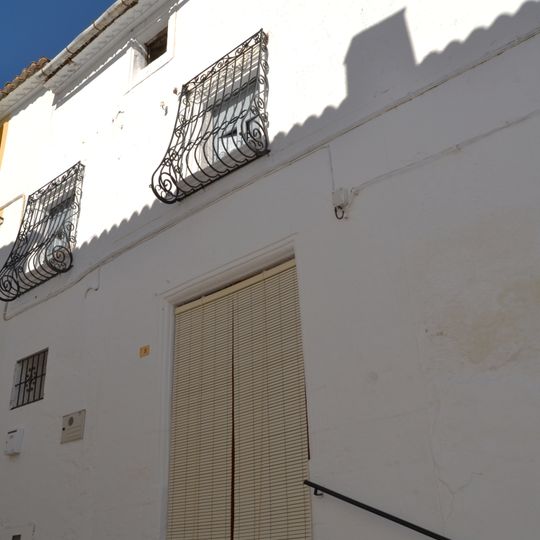 Edificio en la Calle Migdia, 8, esquina con Calle Colón