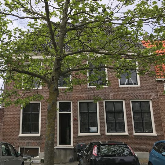 Breed pand onder dwars schilddak