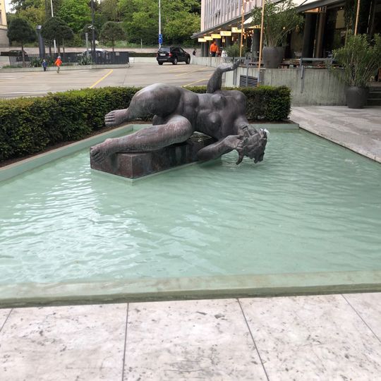 Nackte Frau mit Brunnen