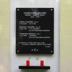 Pamětní deska v Chořelicích  na zdi kaple