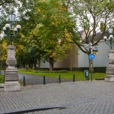 Aan de ingang van het Valkenberg twee lantaarns met hardstenen onderbouw en veelarmige ijzeren luchters, als gaslantaarns geplaatst omstreeks 1860