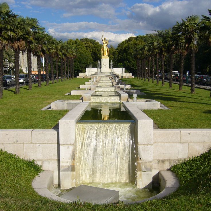 Fontaine de la Porte Dorée