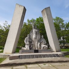 Monument la mormântul comun al ostașilor căzuți (18) în 1944