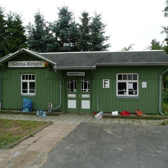Bahnhofsgebäude und Reste der Pflasterung Görna 17