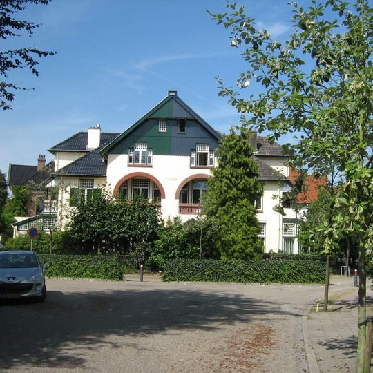 Dubbele villa, gebouwd in eclectische bouwtrant waarbij jugendstil en chaletstijl elementen zijn gecombineerd
