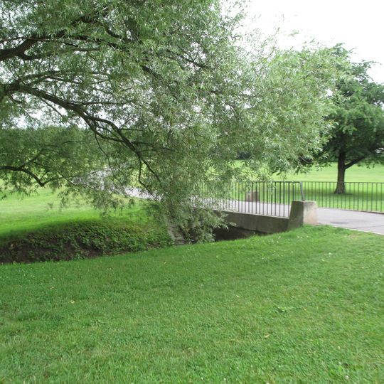 Most přes Lidický potok v památníku Lidice