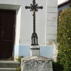 Kříž u kaple v Hrobské Zahrádce