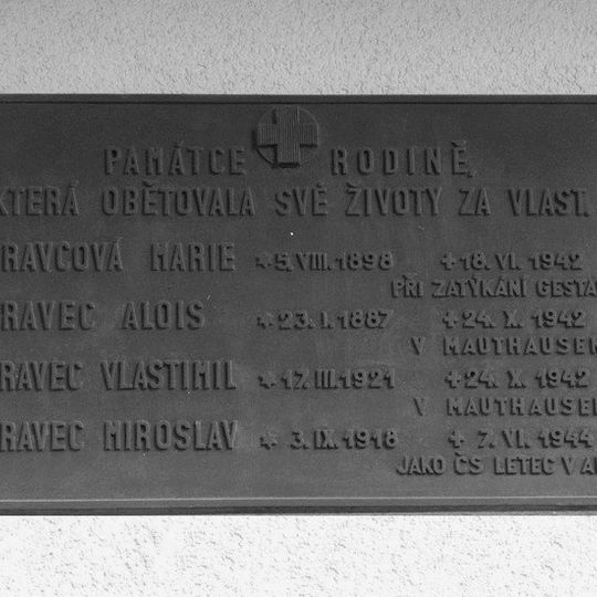 Pamětní deska rodiny Moravcovy na domě Biskupcova 1745/7 na Žižkově