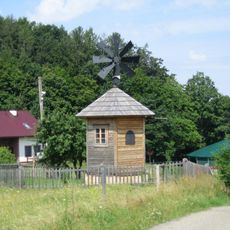 Větrný mlýnek u silnice v osadě Na Uhlisku
