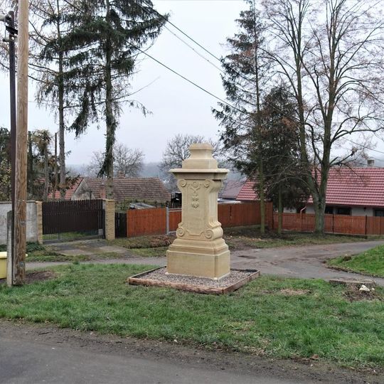 Kříž poblíž kostela v Krpech